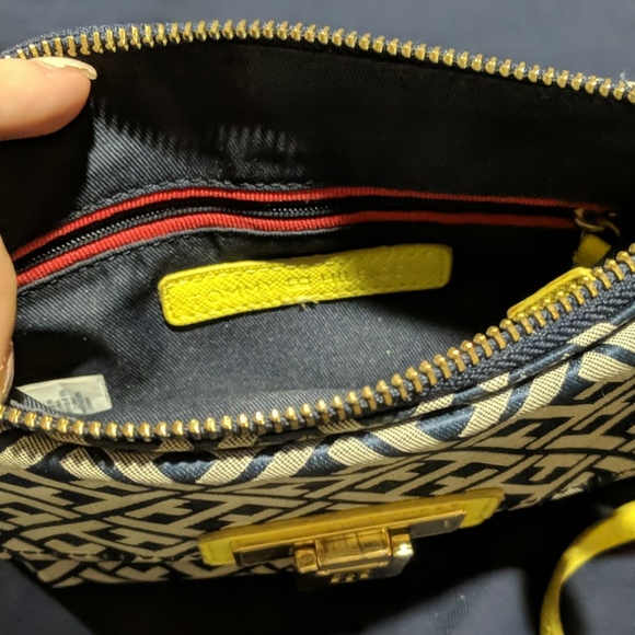 Tommy Hilfiger small crossbody - Picture 3 of 3